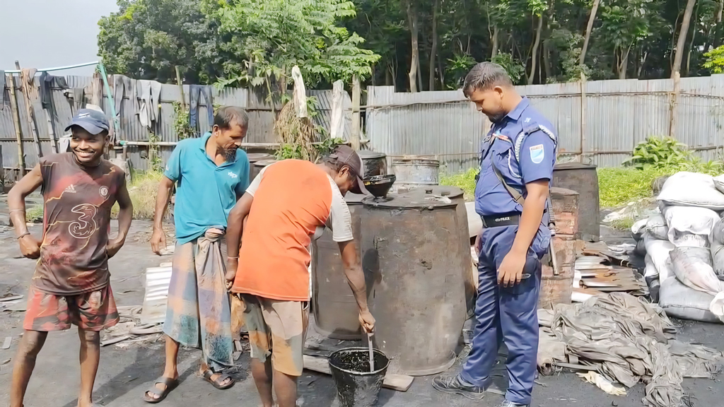 টায়ার পুড়িয়ে ফার্নেস অয়েল তৈরি, সাভারে পরিবেশ অধিদপ্তরের অভিযান
