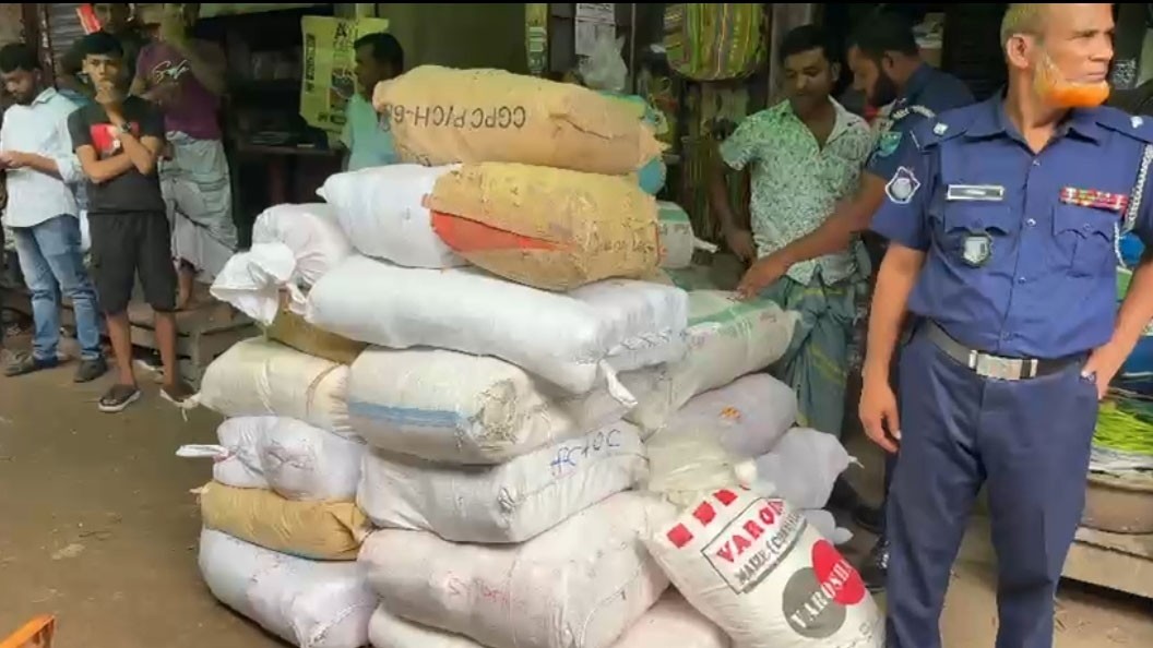 সাভারে ভ্রাম্যমাণ আদালতের অভিযান, পলিথিন জব্দ