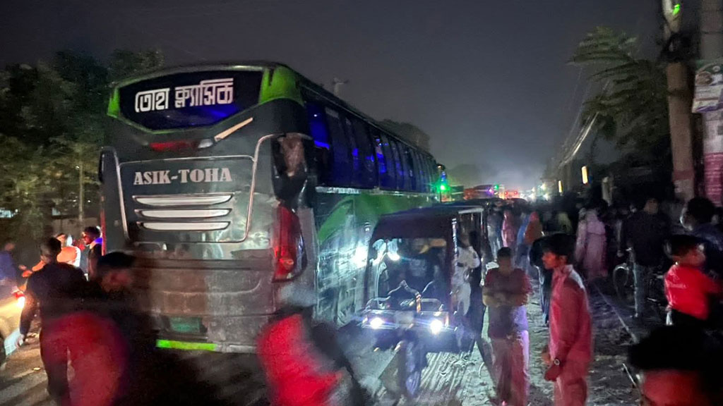 সৈয়দপুরে বাসচাপায় ভ্যানচালক নিহত