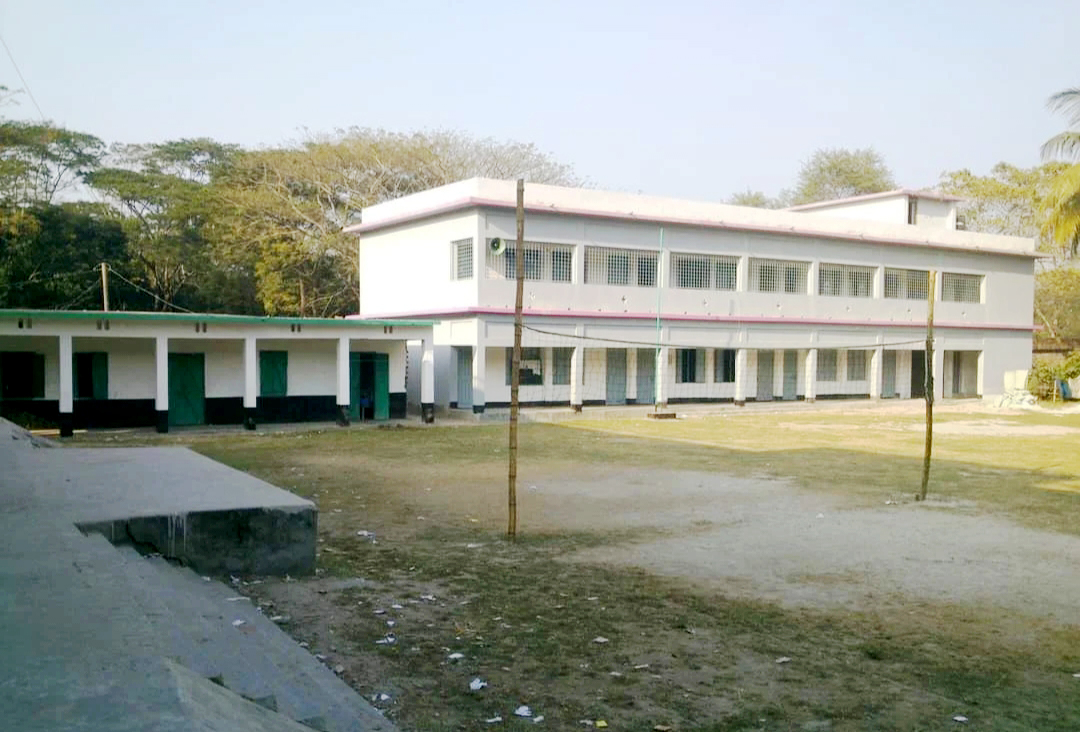 মুলাদীতে নিরাপত্তার দাবিতে শিক্ষক-কর্মচারীদের কর্মবিরতি