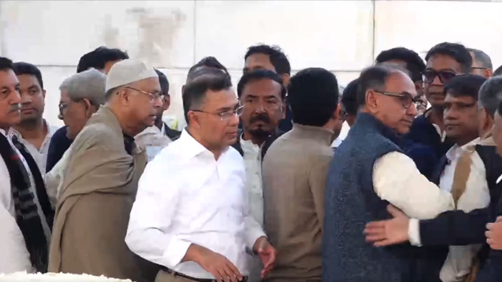 জিয়াউর রহমানের সমাধিস্থলে পুত্র তারেক রহমান