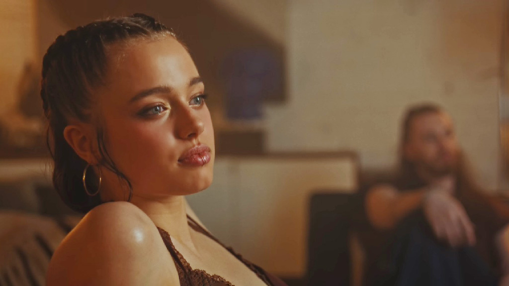 কে-পপ মিউজিক ভিডিওতে অ্যাঞ্জেলিনা জোলি ও ব্র্যাড পিটের মেয়ে শিলো