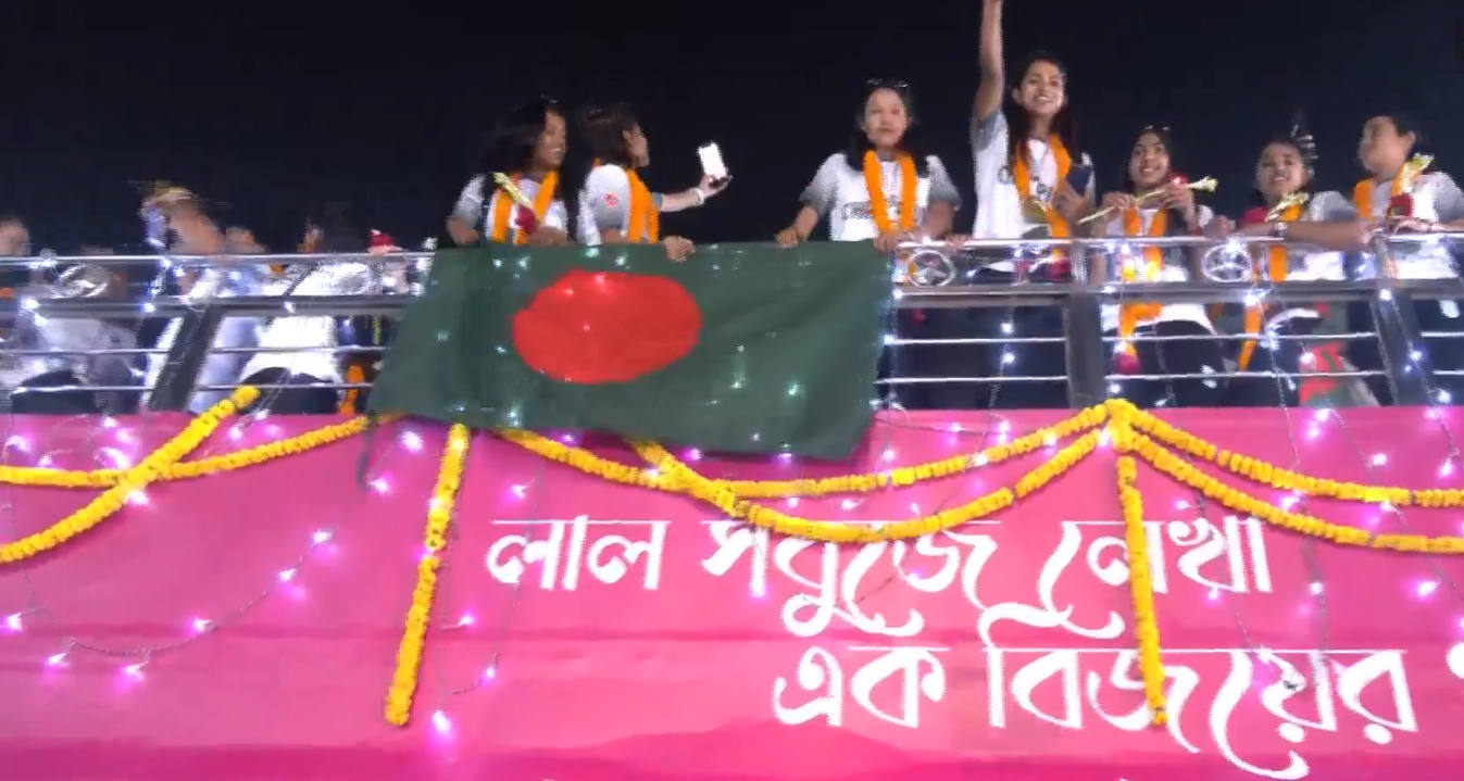 ছাদখোলা বাসেই উদ্যাপন শুরু চ্যাম্পিয়ন বাংলাদেশের