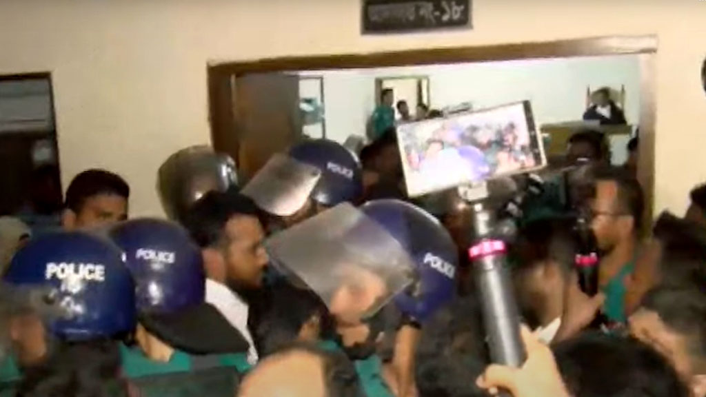 মমতাজকে আদালতে তোলার সময় ‘ফাইট্টা যায়’ স্লোগান দিলেন আইনজীবীরা