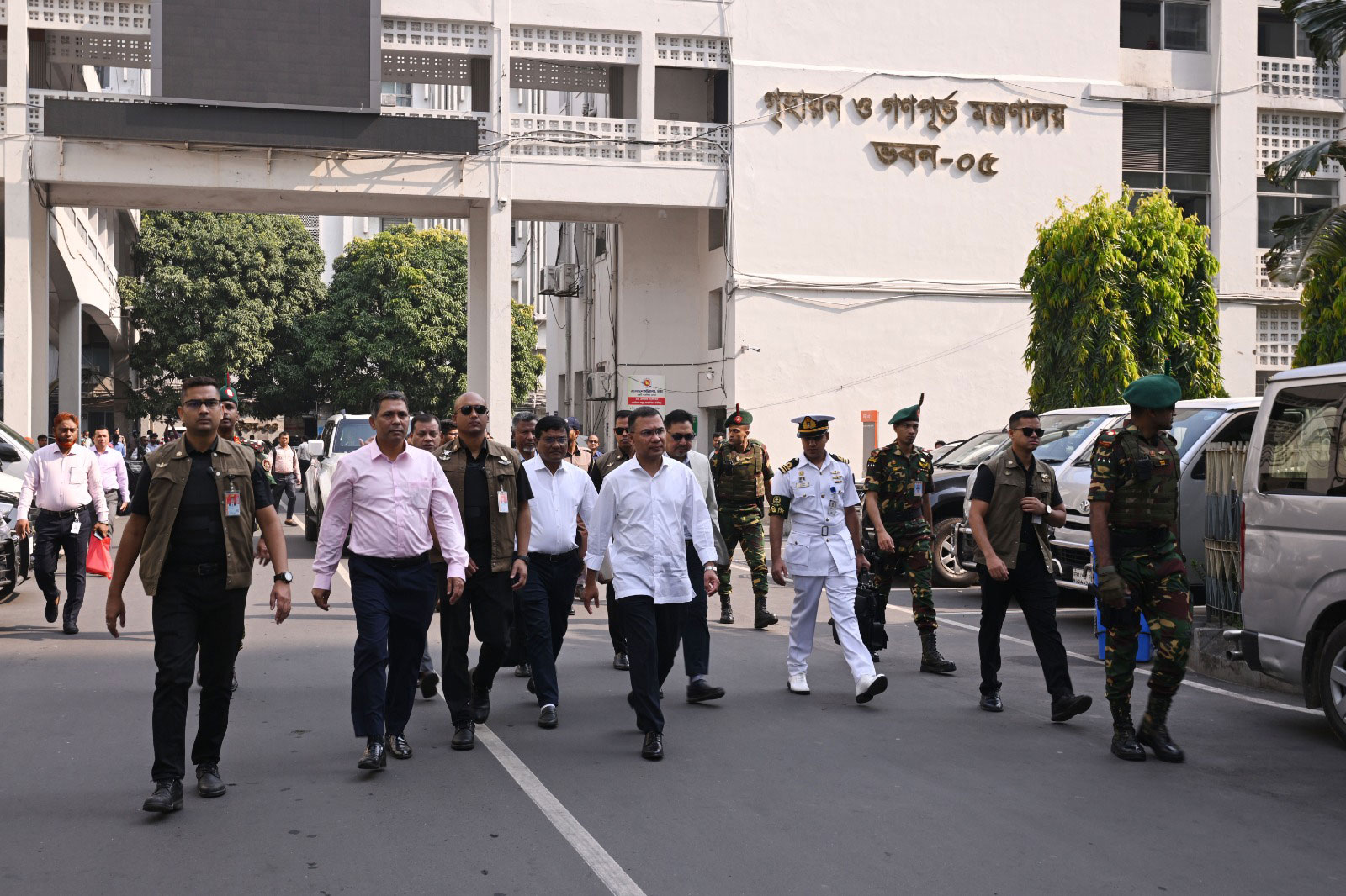 সচিবালয়ে বিভিন্ন মন্ত্রণালয় পরিদর্শনে প্রধানমন্ত্রী