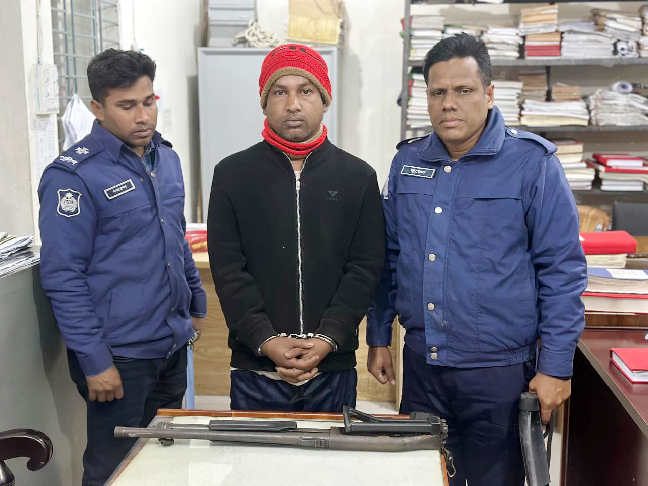 শেরপুরে থানা থেকে খোয়া যাওয়া পুলিশের শটগানসহ যুবক আটক