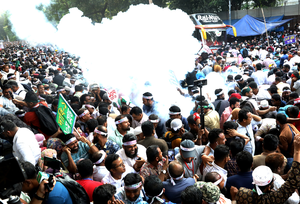 পুলিশের হামলার প্রতিবাদে রোববার কর্মবিরতি ঘোষণা প্রাথমিক শিক্ষকদের