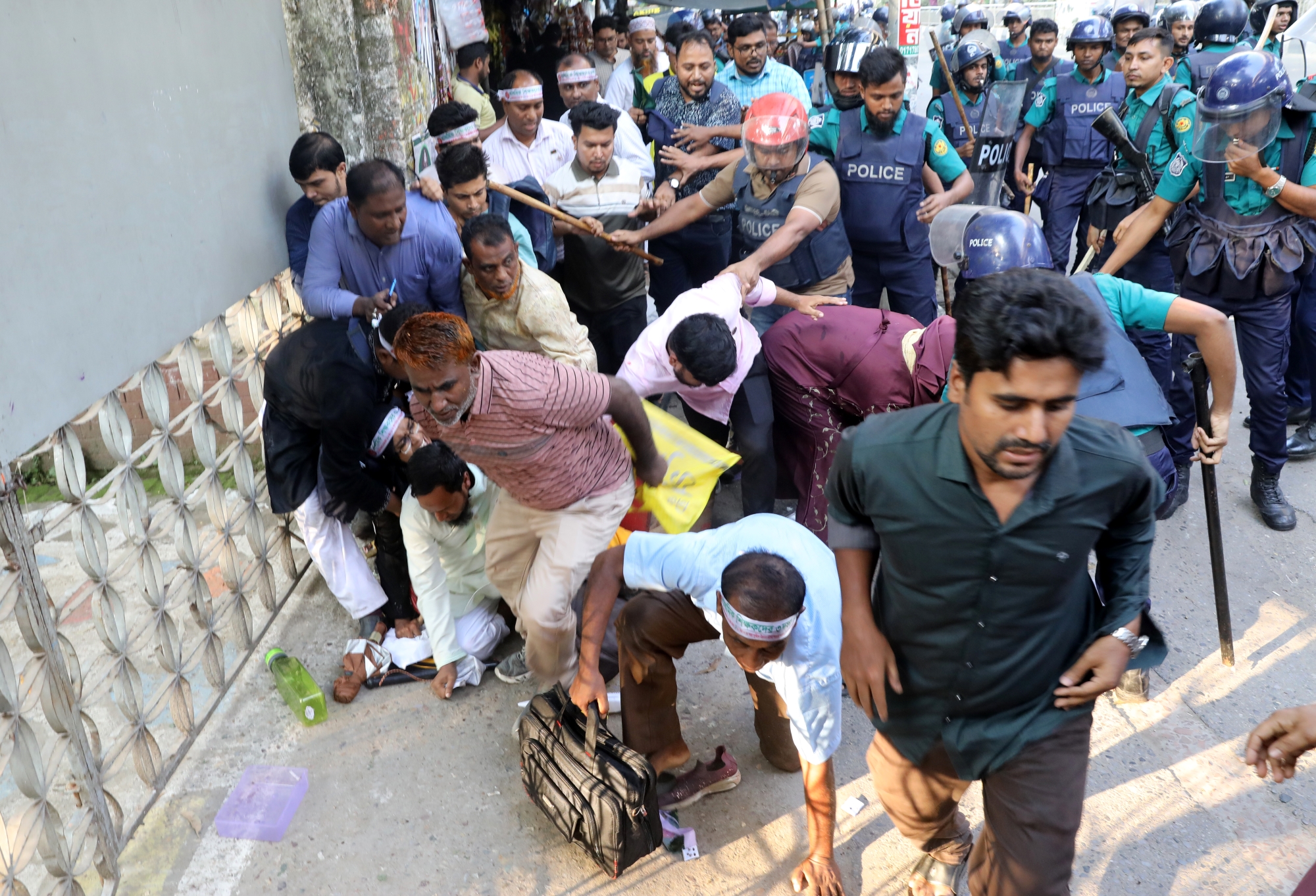 আজ শনিবার বিকেলে ঢাকার শাহবাগে বেতন গ্রেড বাড়ানোর দাবিতে আন্দোলনরত প্রাথমিক শিক্ষকদের ওপর চড়াও হয় পুলিশ। ছবি: আজকের পত্রিকা