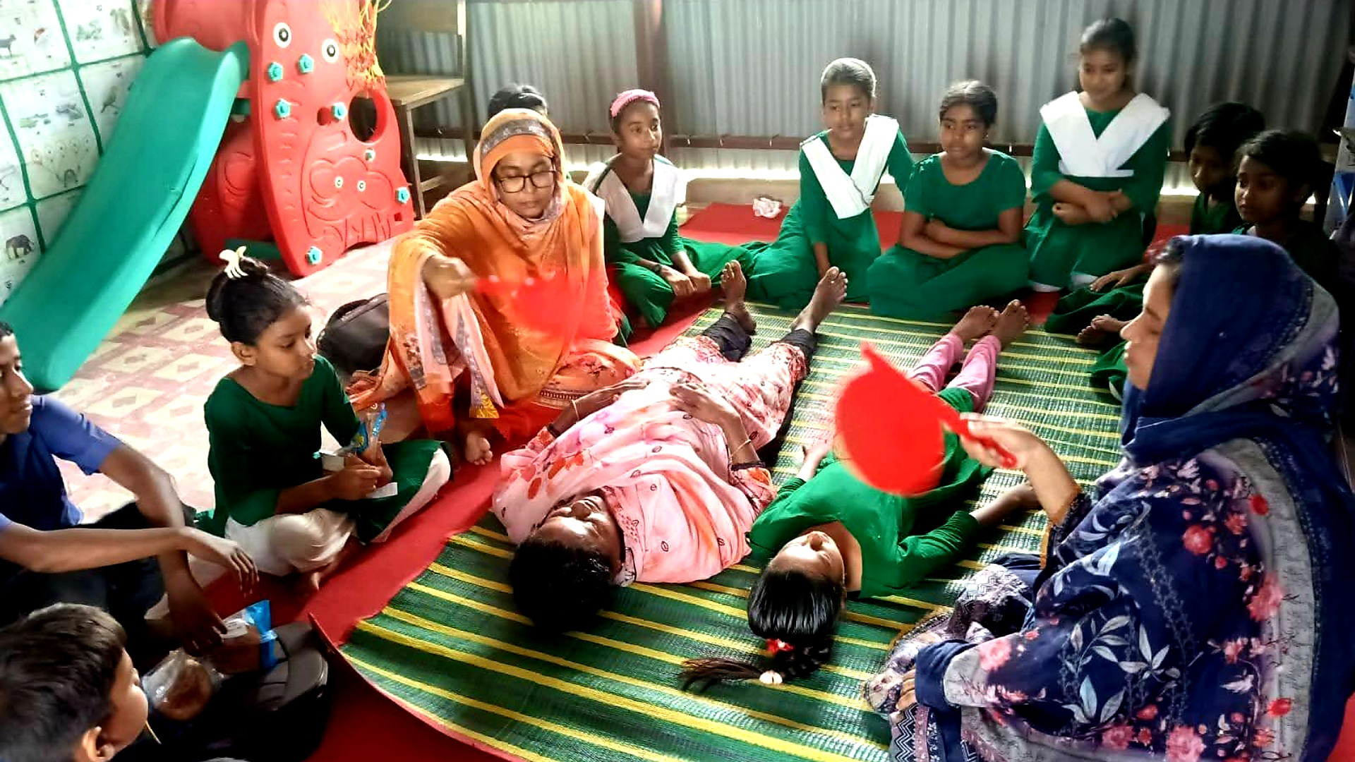 শরীয়তপুরে প্রচণ্ড গরমে শিক্ষক-শিক্ষার্থীসহ অসুস্থ ৬