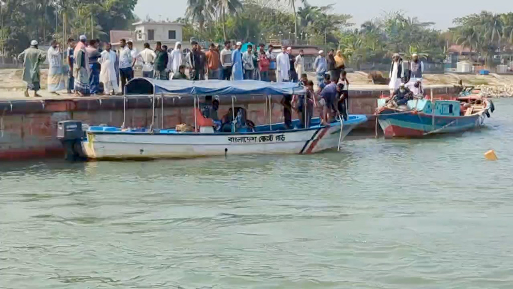 শরীয়তপুরে পদ্মা নদীতে বাল্কহেডডুবি, নিখোঁজ ২