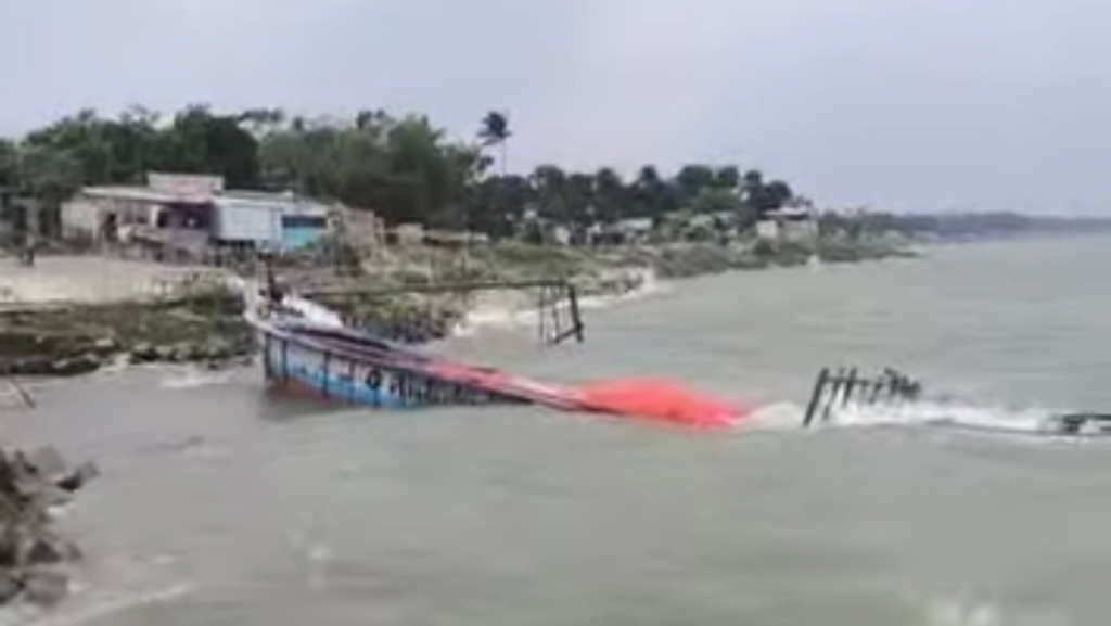 শরীয়তপুরে পদ্মায় ঝড়ে ডুবে গেল সিমেন্টবাহী ৩টি ট্রলার