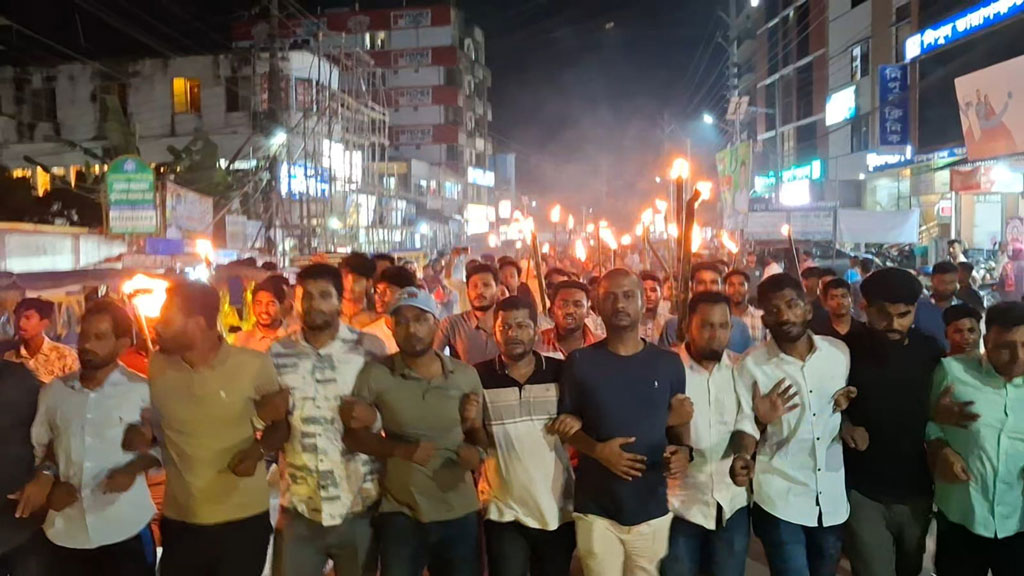 শরীয়তপুরে জেলা ছাত্রদলের কমিটি বাতিলের দাবিতে মশাল মিছিল