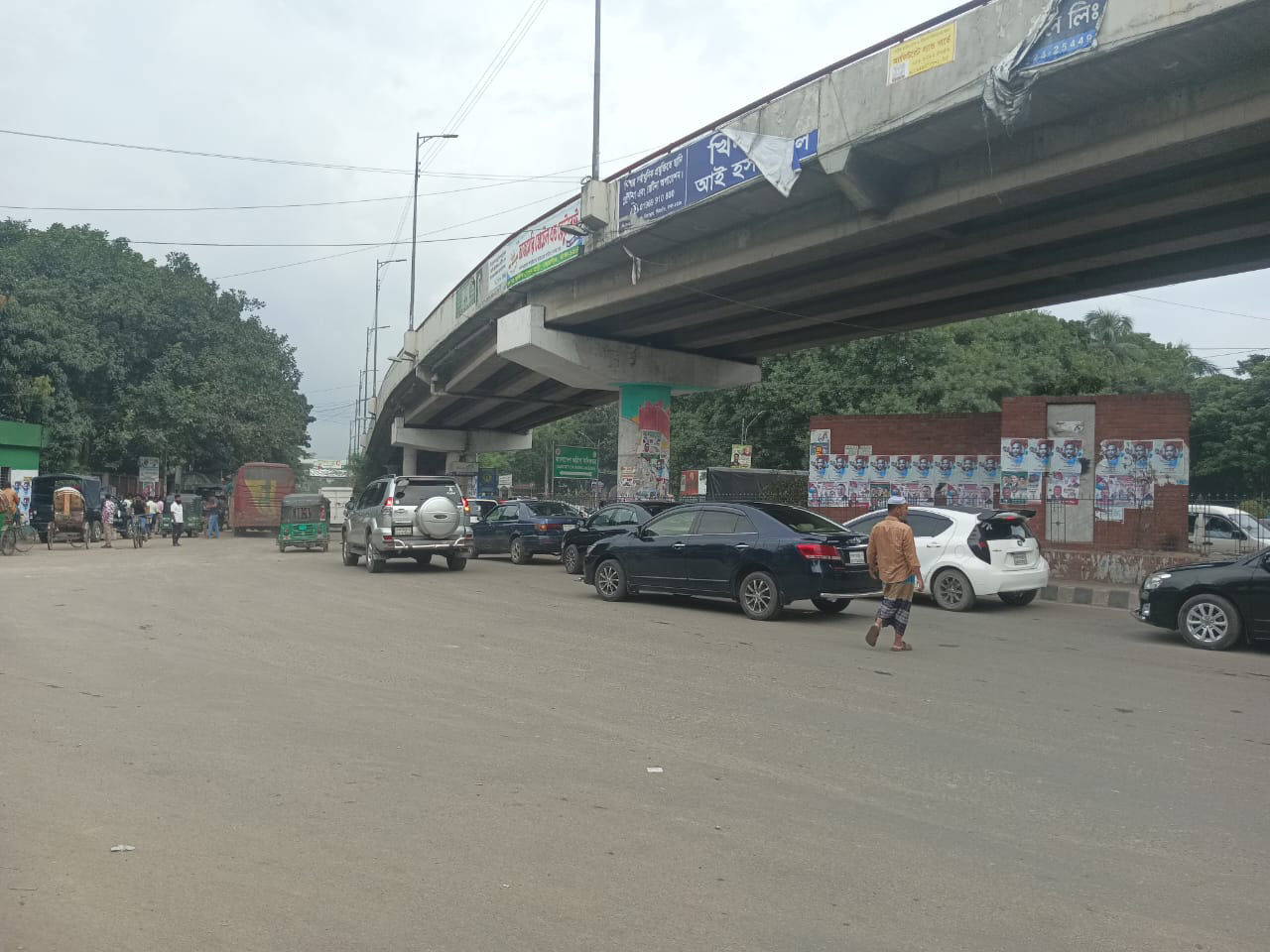 সাতরাস্তা মোড়ে যান চলাচল শুরু হয়েছে। ছবি: আজকের পত্রিকা