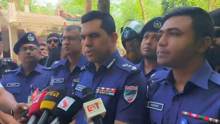 কুষ্টিয়ায় সেই ‘পীরের আস্তানা’ পরিদর্শন করলেন খুলনা রেঞ্জের অতিরিক্ত ডিআইজি