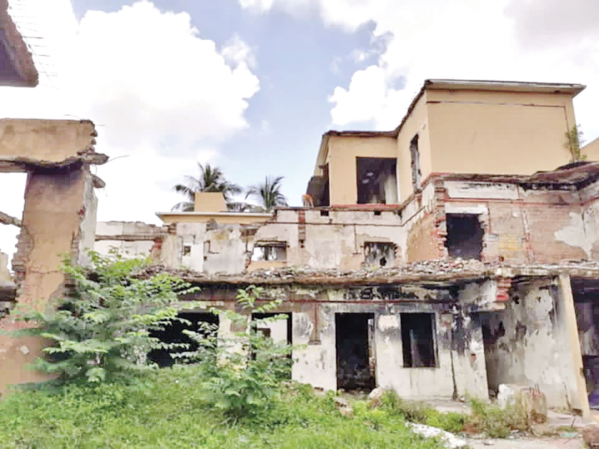 ‘শেখ বাড়ি’ এখন পোকামাকড় ও সাপের বসতি