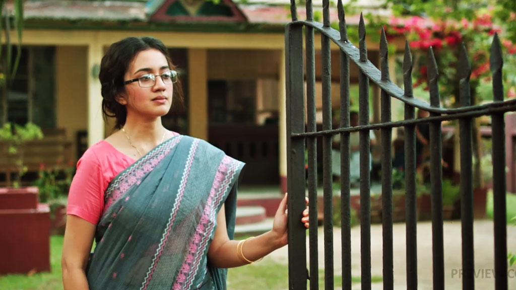 বাংলাদেশেও স্পাইডার-ম্যান নিয়ে উন্মাদনা, একই দিনে মুক্তি পেল ‘শেকড়’
