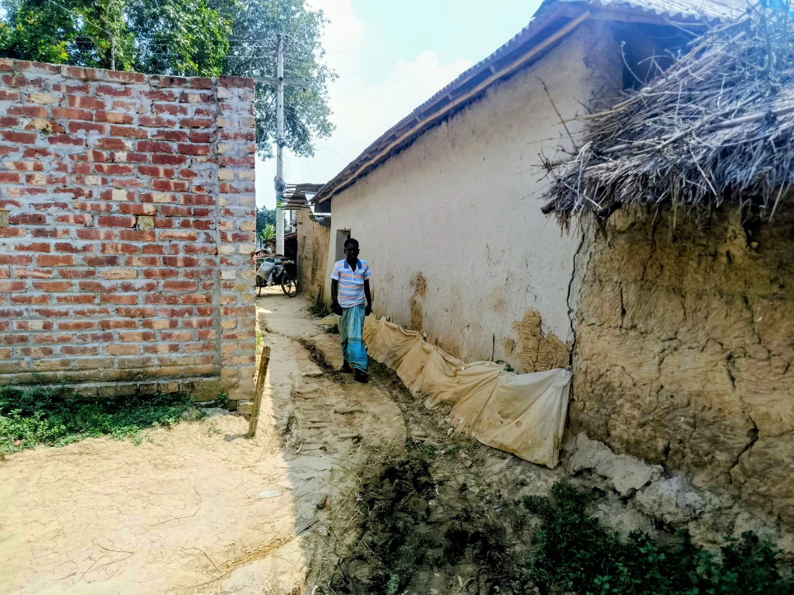 দখলদারির জেরে আশ্রয়ণ প্রকল্পের ১০ ফুটের রাস্তা এখন সাড়ে ৪ ফুট