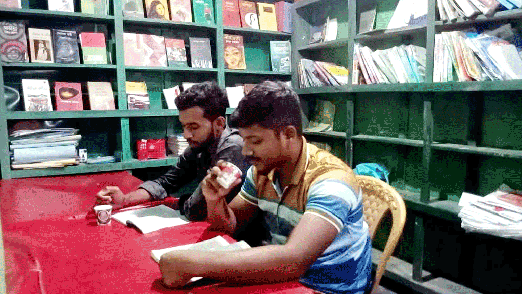 ধূমায়িত চায়ের পেয়ালায় চুমুক, উড়ছে বইয়ের পাতা: চায়ের দোকানে ব্যতিক্রমী পাঠাগার