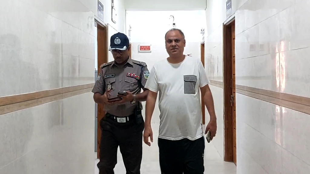 নারীসহ আটক সেই পাসপোর্ট কর্মকর্তাকে মুচলেকায় মুক্তি, বিভাগীয় তদন্তে কমিটি