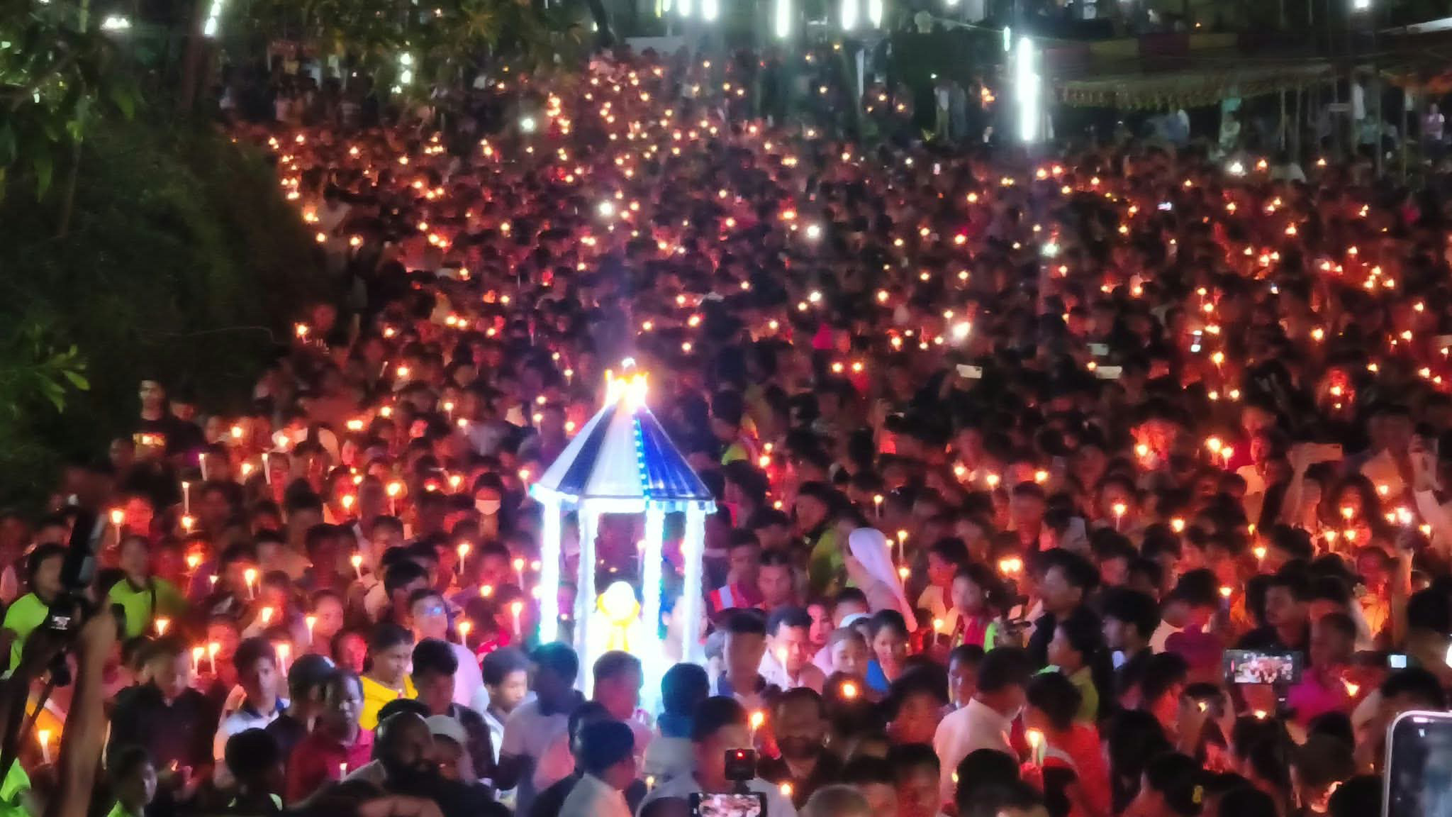 তীর্থোৎসবে মা মারিয়ার মূর্তি সামনে রেখে মোমবাতি প্রজ্বালন করে বের করা হয় আলোক শোভাযাত্রা। গতকাল বৃহস্পতিবার রাতে শেরপুরের নালিতাবাড়ীর বারোমারী সাধু লিওর ধর্মপল্লি থেকে। ছবি: আজকের পত্রিকা