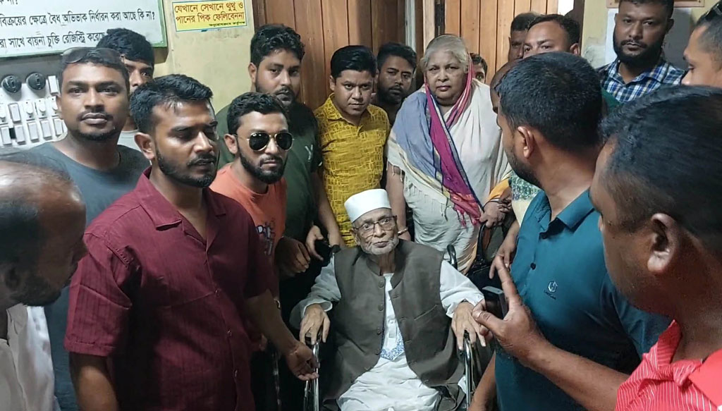 শেরপুরে সাবেক ভূমিমন্ত্রীকে স্ত্রীসহ আটক করে পুলিশে দিলেন বিএনপি নেতারা