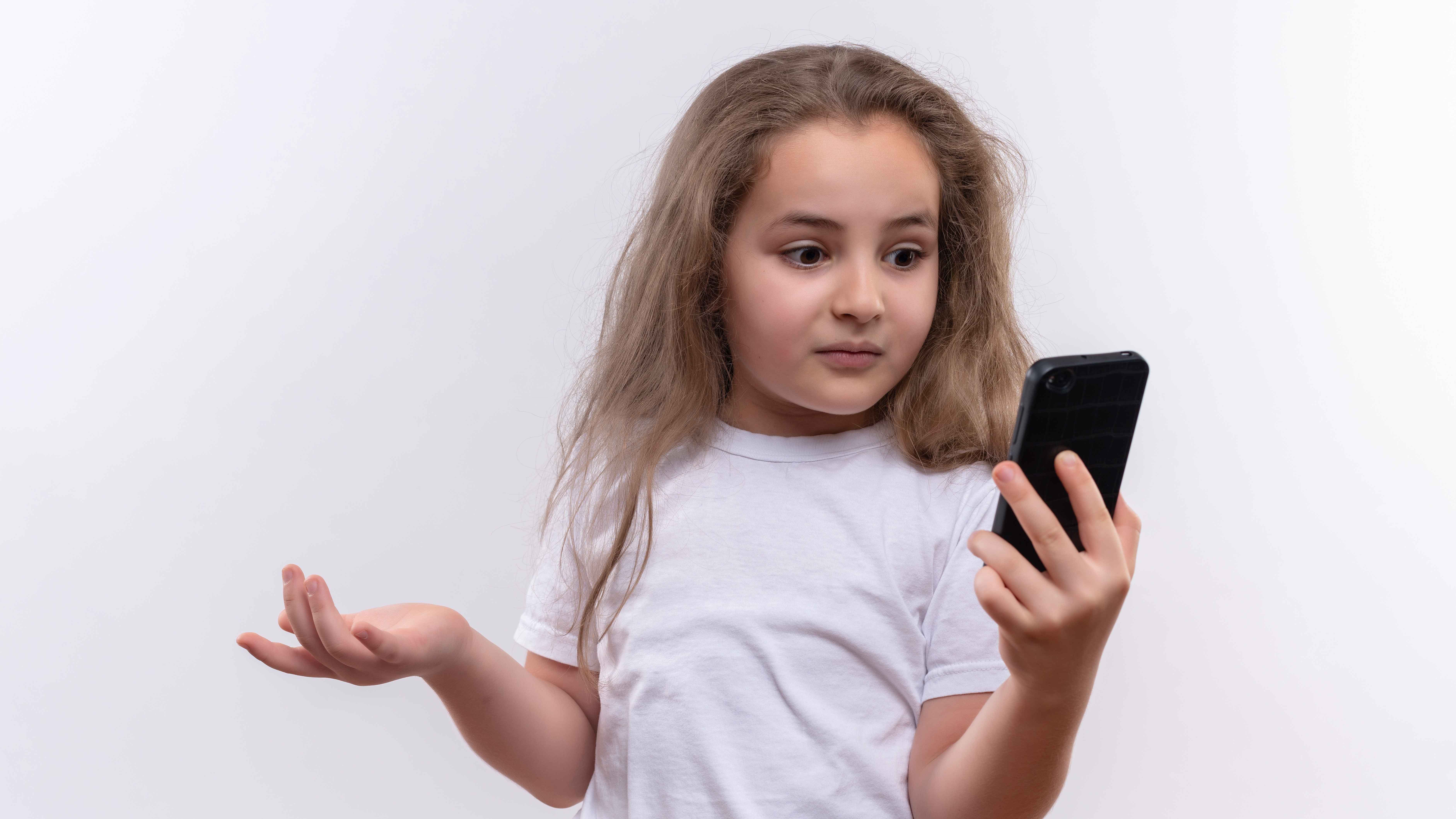 শিশুর হাতে স্মার্টফোন, আদর নাকি বিপদ