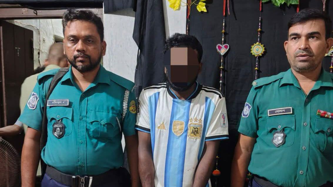 খুলনায় অস্ত্র, গুলিসহ শুটার বেলু গ্রেপ্তার