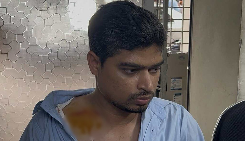 এজলাসকক্ষে সাংবাদিককে মারধরের প্রতিবাদে ঢাকায় মানববন্ধন