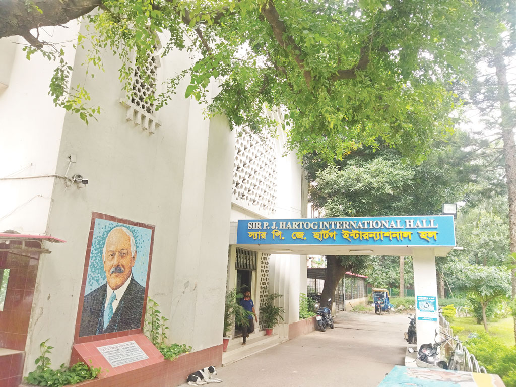 কমছে বিদেশি শিক্ষার্থী: ঢাবিতে আন্তর্জাতিক হলে থাকতে পারছেন অধিভুক্ত প্রতিষ্ঠানের শিক্ষার্থীরাও