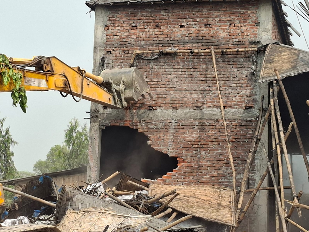 সিরাজদিখানে অবৈধ কারখানা গুঁড়িয়ে দিয়েছে প্রশাসন