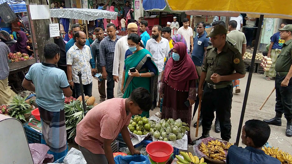 বেলকুচিতে সড়কের পাশ থেকে অবৈধ দোকানপাট উচ্ছেদ