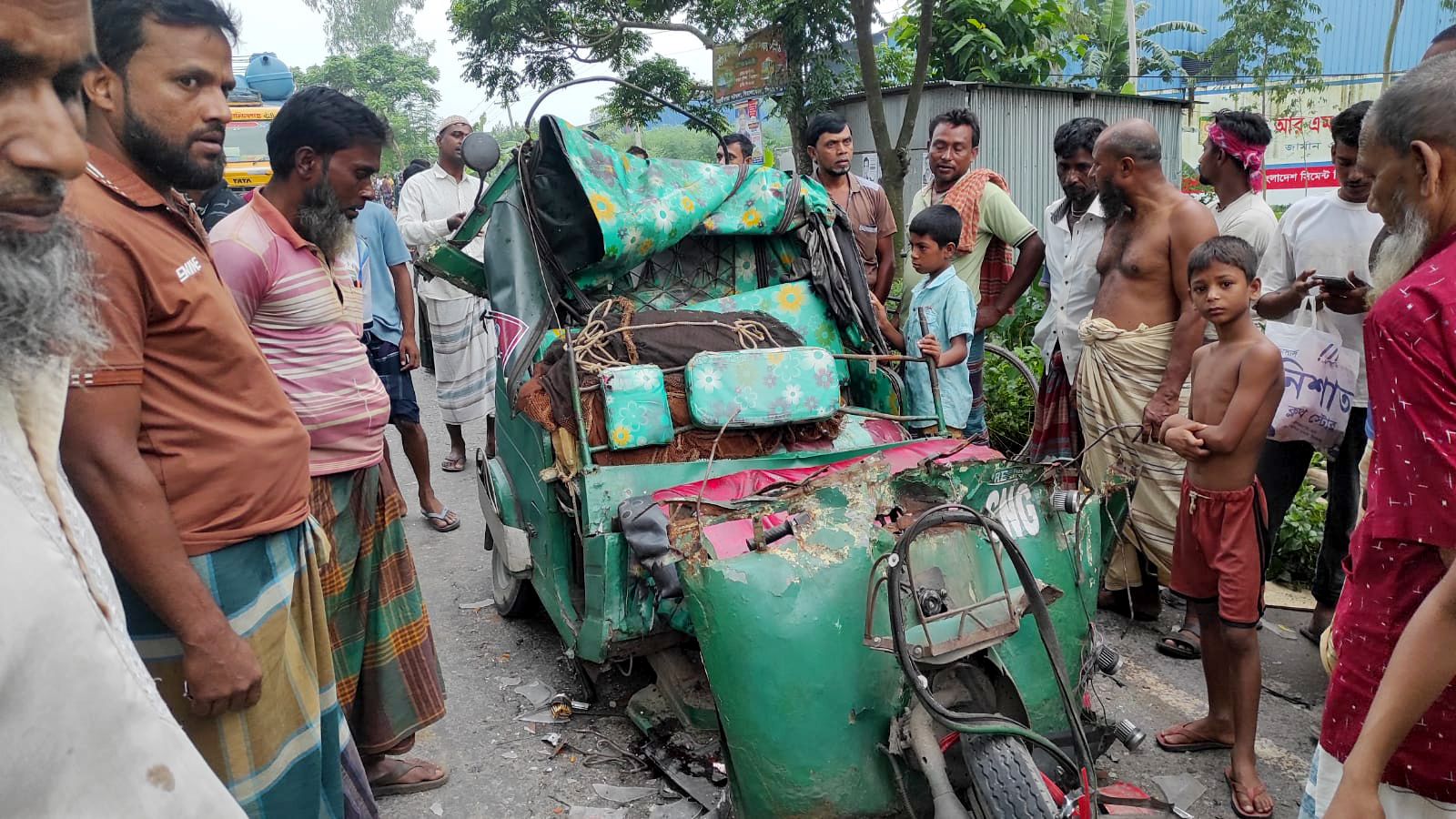 সিরাজগঞ্জে দাঁড়িয়ে থাকা ট্রাকে অটোরিকশার ধাক্কা, চালকসহ নিহত ২