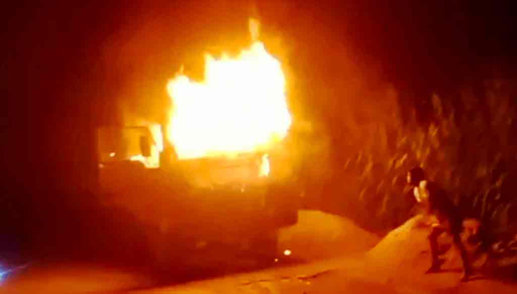 সিরাজগঞ্জে মহাসড়কে দাঁড়িয়ে থাকা ট্রাকে আগুন