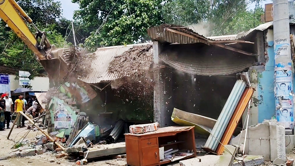 সিরাজগঞ্জে ৫০ অবৈধ স্থাপনা উচ্ছেদ