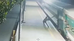 সিরাজগঞ্জে চলন্ত ট্রেনে ছিনতাই, আসামি অধরা