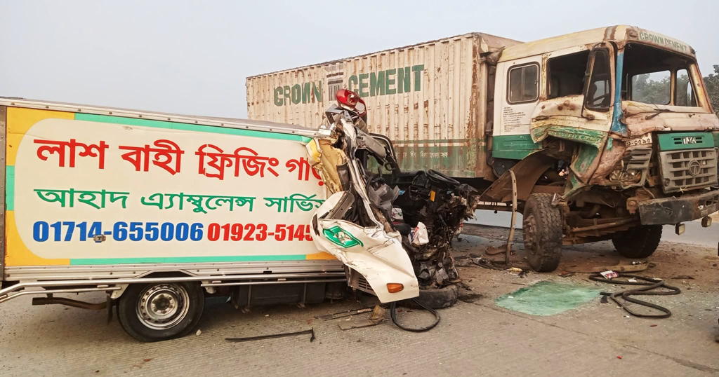 সিরাজগঞ্জে লাশবাহী গাড়ির সঙ্গে সিমেন্টবোঝাই ট্রাকের সংঘর্ষ, আহত ২