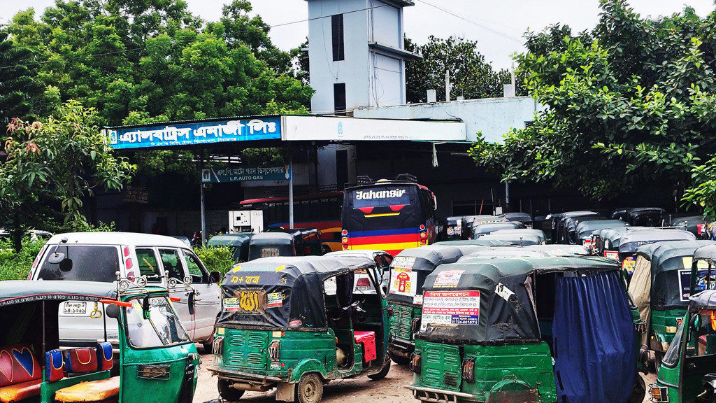 সিরাজগঞ্জে ফিলিং স্টেশনে গ্যাস পেতে গাড়ির দীর্ঘ সারি