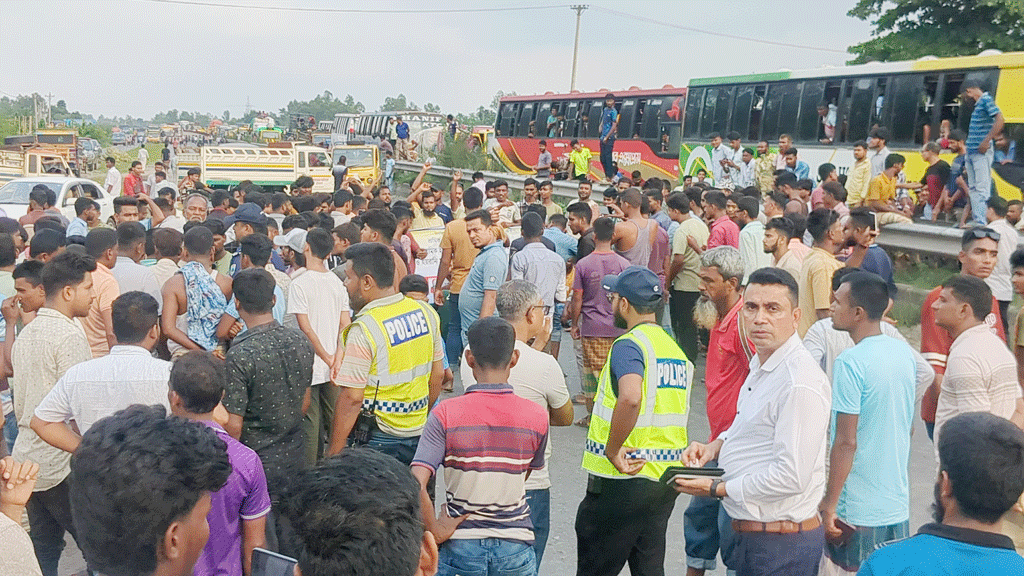 পুলিশের চাঁদাবাজির প্রতিবাদে সিরাজগঞ্জে মহাসড়ক অবরোধ, বিক্ষোভ