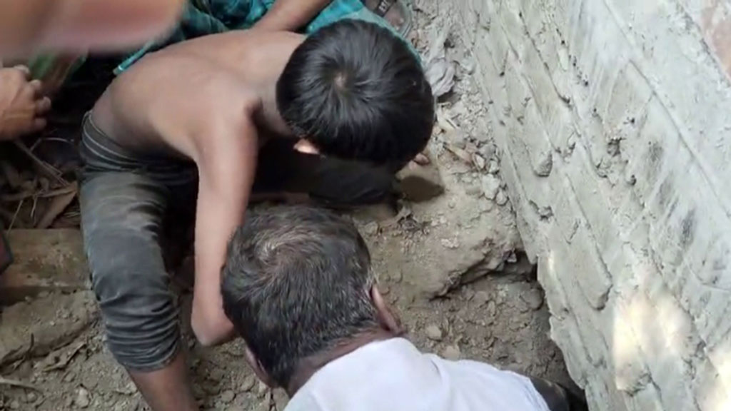 সিরাজগঞ্জে মিনি ‘আয়নাঘর’ থেকে পালালেন দুজন