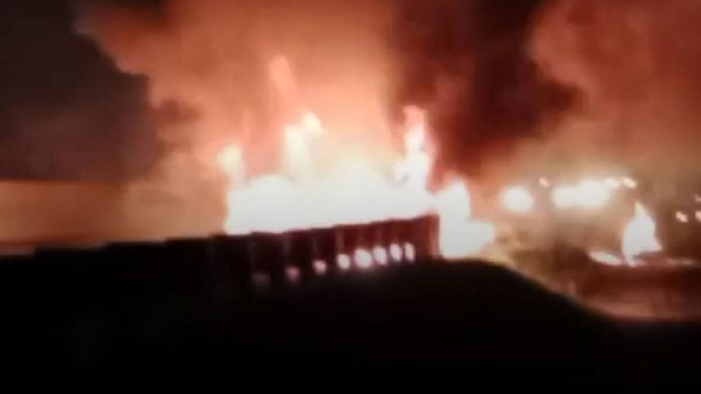 সিরাজগঞ্জে মহাসড়কে পণ্যবাহী পিকআপ ভ্যানে আগুন