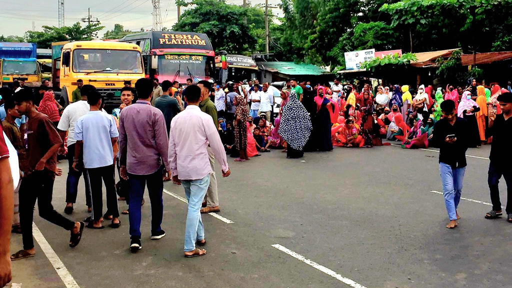 চট্টগ্রামে বকেয়া বেতনের দাবিতে শ্রমিকদের মহাসড়ক অবরোধ