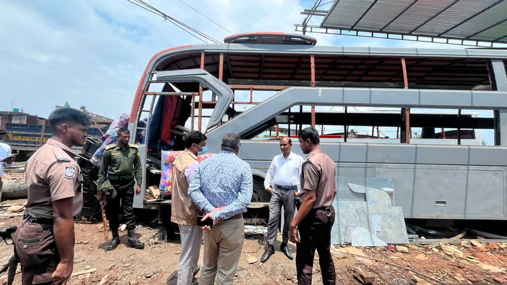 অনুমোদনহীন স্লিপার কোচ তৈরি, ৫ গ্যারেজকে আড়াই লাখ টাকা জরিমানা
