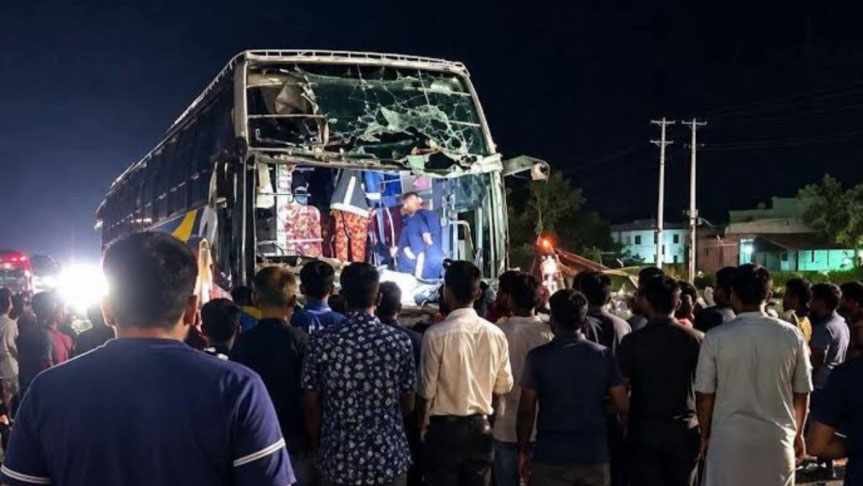 কক্সবাজার থেকে ফেরা স্লিপার কোচে আগুন, অল্পের জন্য রক্ষা পেলেন যাত্রীরা