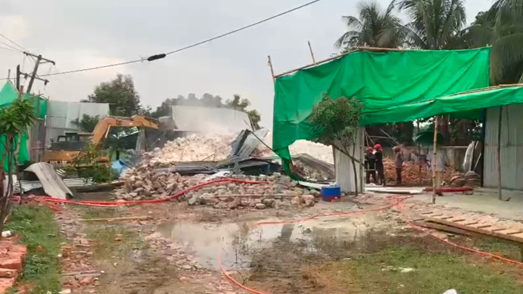 সোনারগাঁয়ে তিনটি চুনা কারখানা গুঁড়িয়ে দিয়েছে প্রশাসন, অবৈধ গ্যাস-সংযোগ বিচ্ছিন্ন