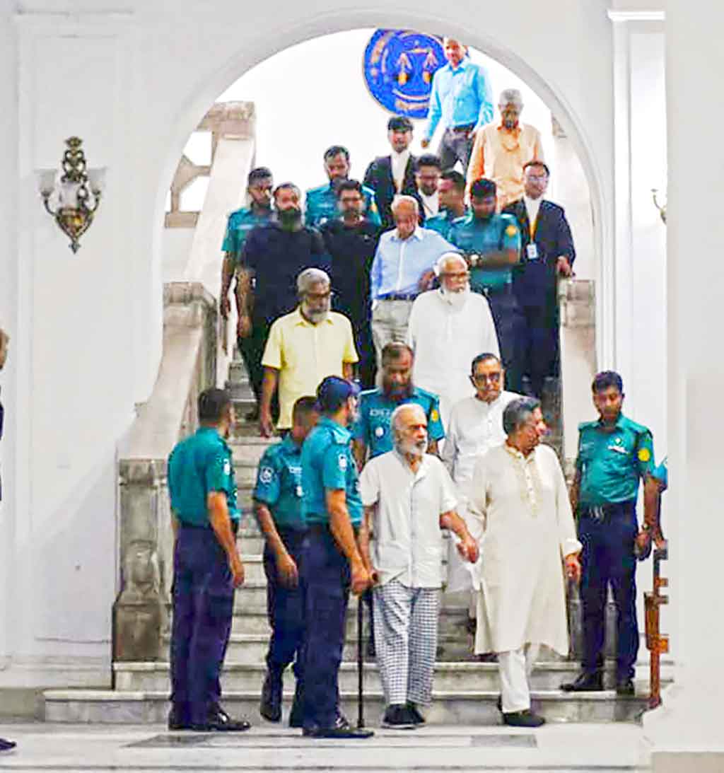 মানবতাবিরোধী অপরাধের সাত মামলার আসামিদের গতকাল আন্তর্জাতিক অপরাধ ট্রাইব্যুনালে হাজির করা হয়। ছবি: আজকের পত্রিকা