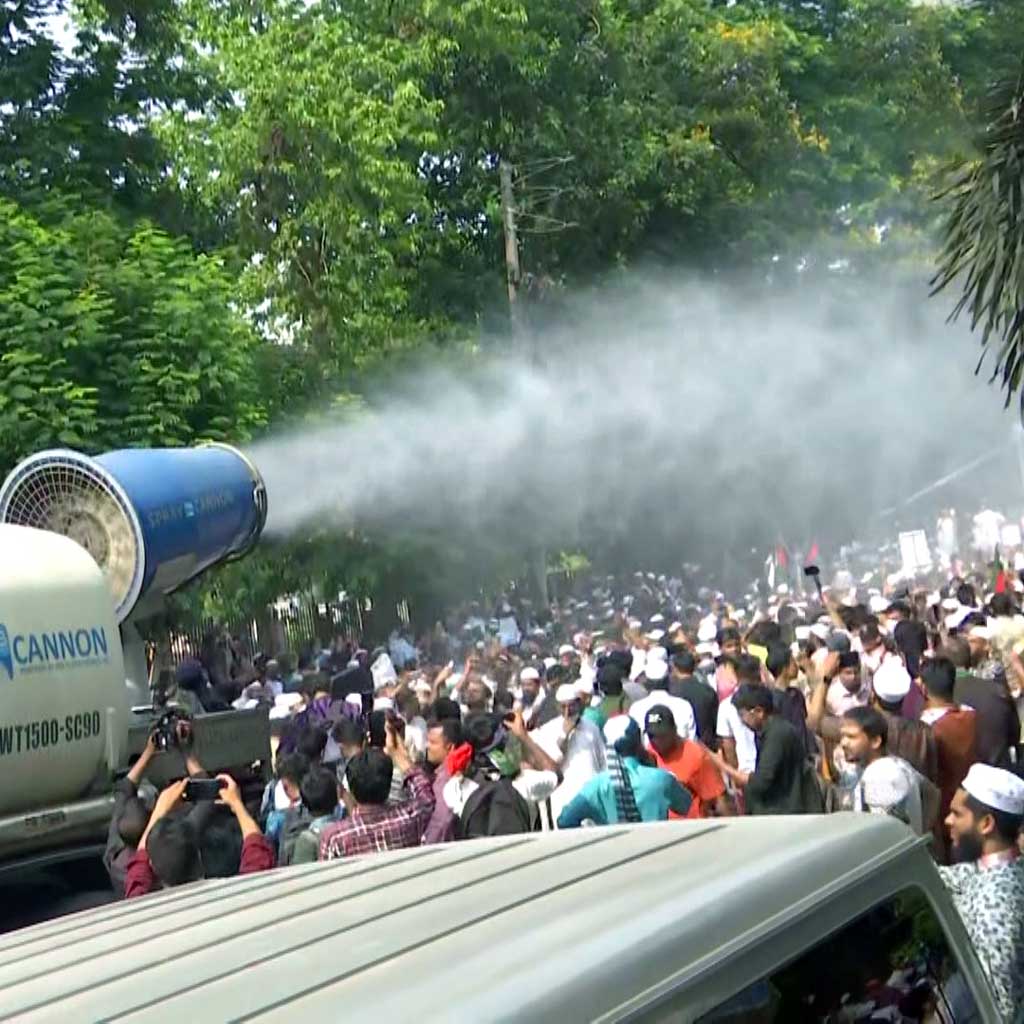 আওয়ামী লীগ নিষিদ্ধের দাবিতে শুরু হওয়া আন্দোলনে শীতল পানির ফোঁয়ারা ছিটানো হচ্ছে ঢাকা সিটি করপোরেশনের গাড়ি থেকে। ছবি: সংগৃহীত
