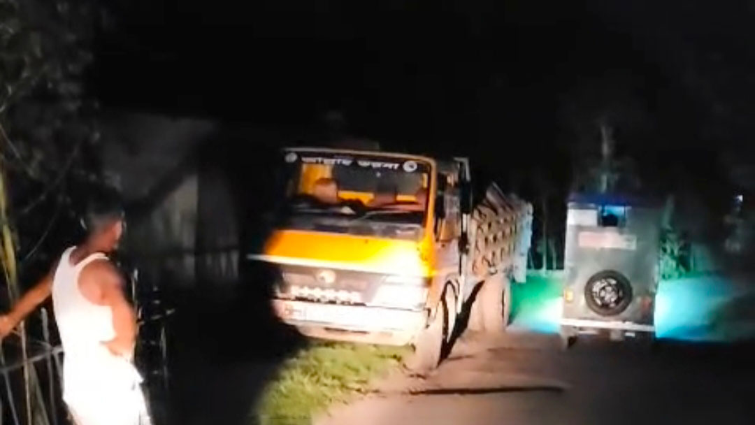 মৌলভীবাজারে বালুসহ ট্রাক জব্দ করল পুলিশ