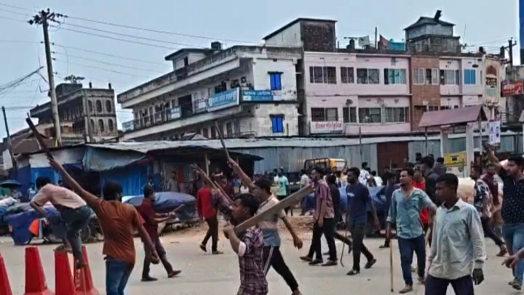 মৌলভীবাজারে অটোরিকশা-মাইক্রোবাসচালকদের মধ্যে দফায় দফায় সংঘর্ষ, আহত ১৬