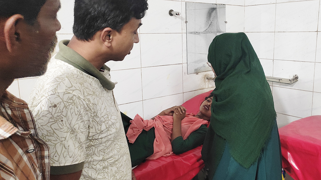 প্রেমের খবর ফাঁসে স্কুলছাত্রীর গলায় ব্লেড চালাল আরেক ছাত্রী