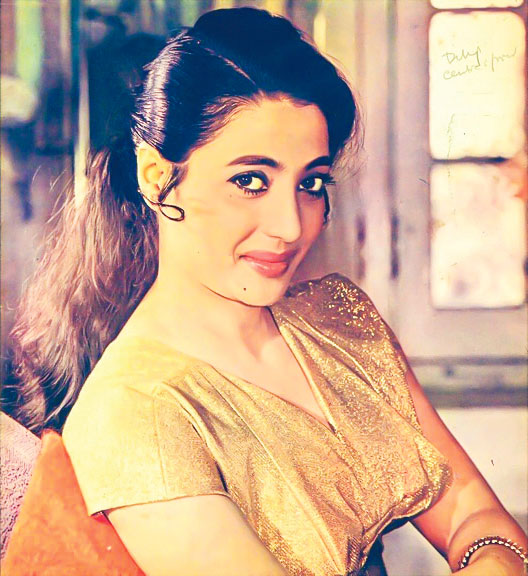 সুচিত্রা সেনের জন্মদিনে ছাত্রী নিবাসের পুনর্নামকরণের দাবি